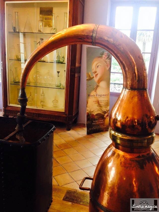 Alambics au musée du parfum.