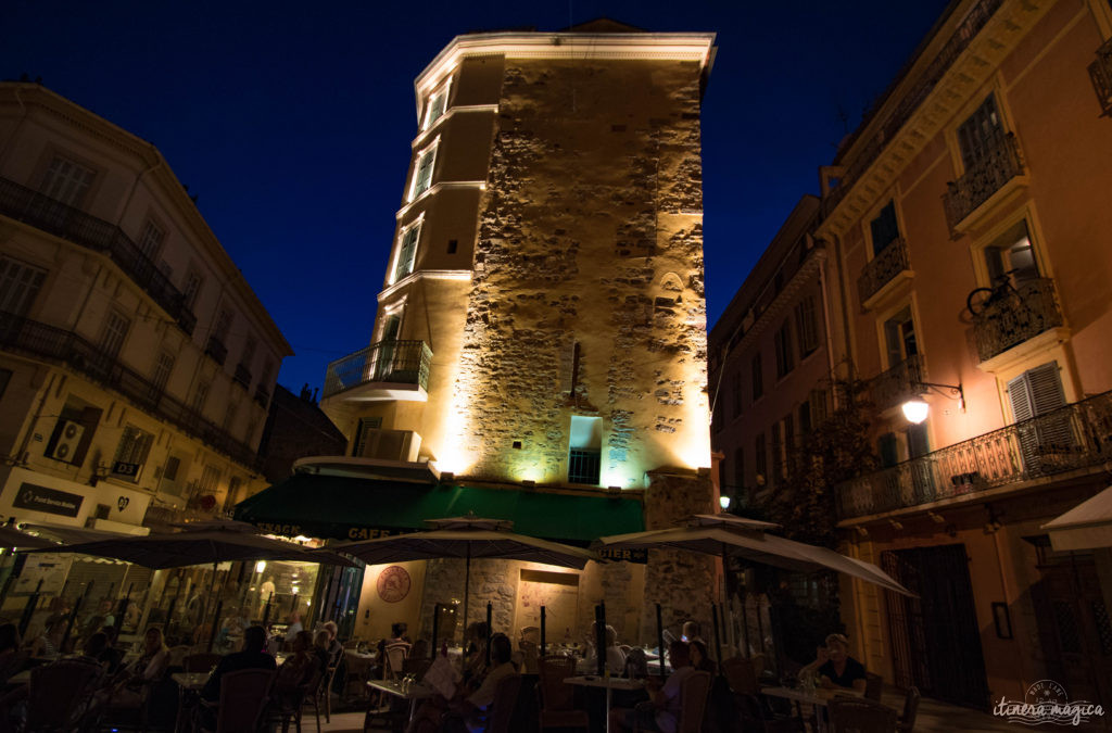 Quand la nuit tombe, Hyères est encore plus belle... Découvrez la ville du crépuscule à la nuit étoilée, dans les rues de la citadelle médiévale et au bord de l'eau.