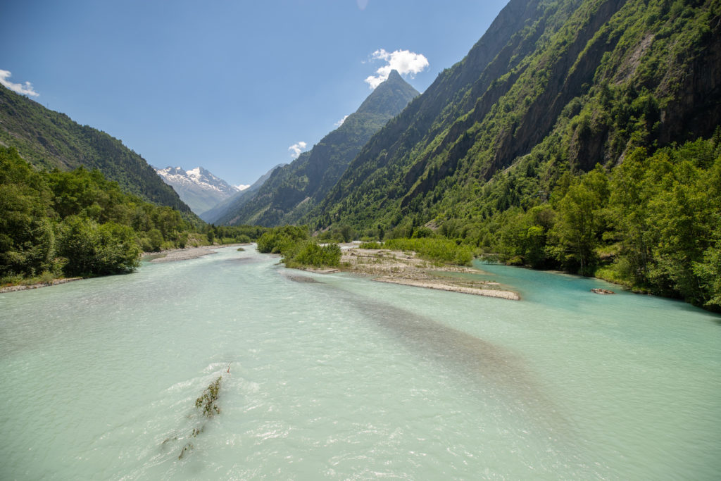 Envie d'un trek en itinérance dans le parc national des Ecrins ? Voici le tour gourmand en Oisans, merveilleuse rando sur 4 jours autour du Vénéon.