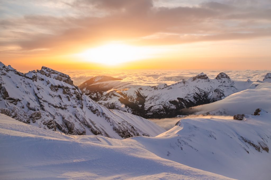 Monter en ski de randonnée sur le plateau de Bure dans le Dévoluy en hiver