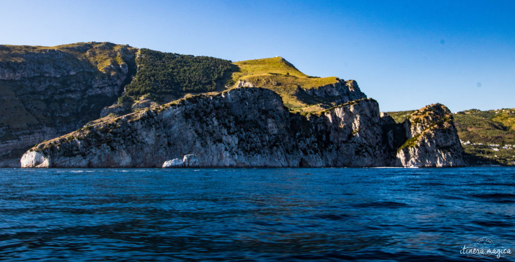Sorrente, Amalfi, Positano : au sud de Naples court une des plus belles côtes du monde. Voyage en bord de la mer étincelante, à flanc de falaise, au coeur des villages couverts de fleurs.