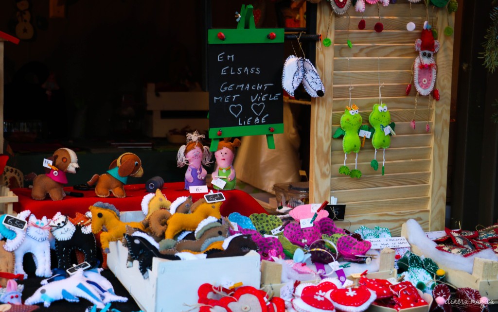Schildchen am Weihnachtsmarkt.