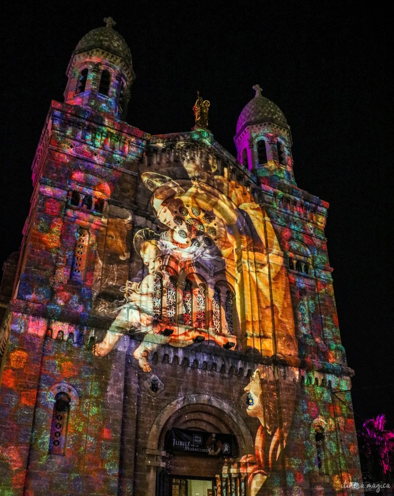 Noël sur la Côte d'Azur : la basilique de Saint Raphaël illuminée.