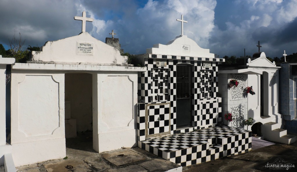 Cimetière guadeloupéen traditionnel, avec les mausolées en damier.
