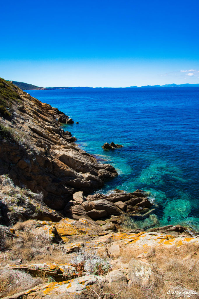 Découvrez l'ïle du Levant, un paradis méditerranéen préservé au large d'Hyères. Criques rocheuses à l'eau turquoise, village bohème d'artistes, végétation luxuriante, cette île naturiste est irrésistiblement exotique. Découvrez Le Levant sur le blog Itinera Magica !