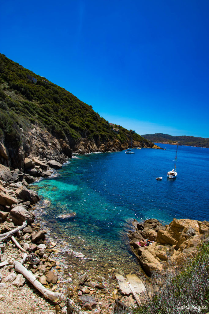 Découvrez l'ïle du Levant, un paradis méditerranéen préservé au large d'Hyères. Criques rocheuses à l'eau turquoise, village bohème d'artistes, végétation luxuriante, cette île naturiste est irrésistiblement exotique. Découvrez Le Levant sur le blog Itinera Magica !