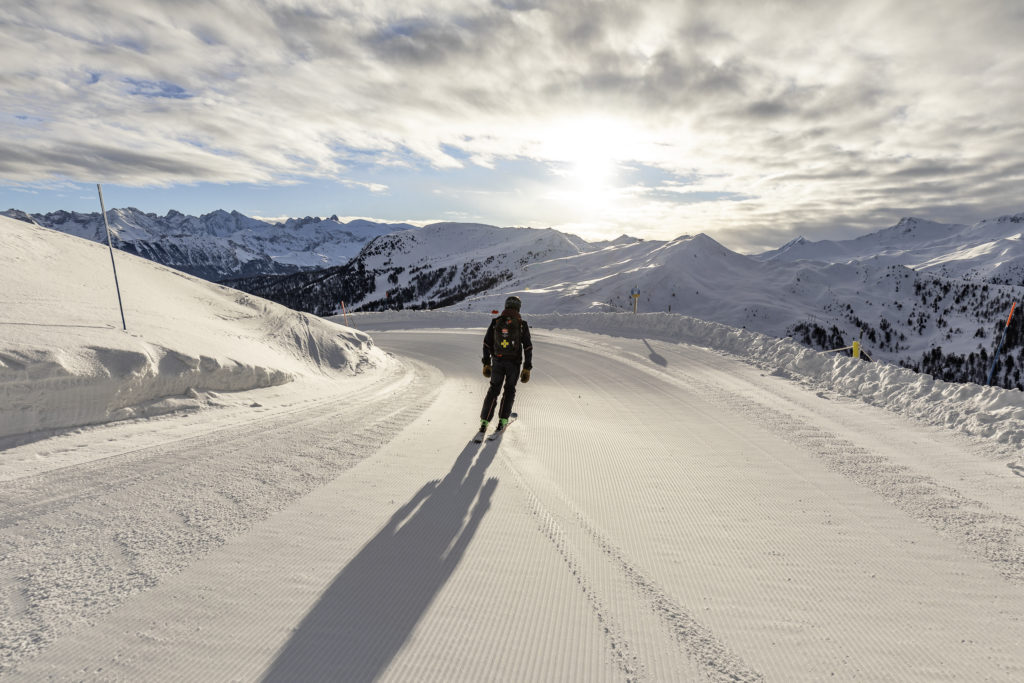 Skier à Risoul forêt blanche avec labellemontagne 