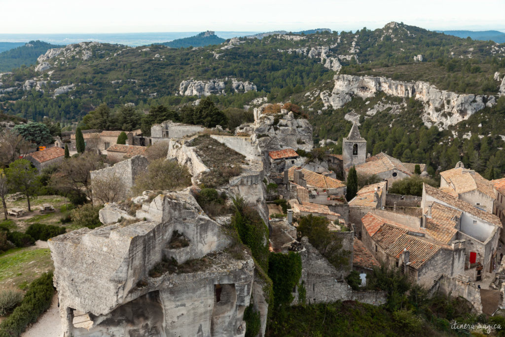 Road trip rétro en voiture ancienne dans les Alpilles : que voir dans les Alpilles ? Explorer les Alpilles en 2 CV