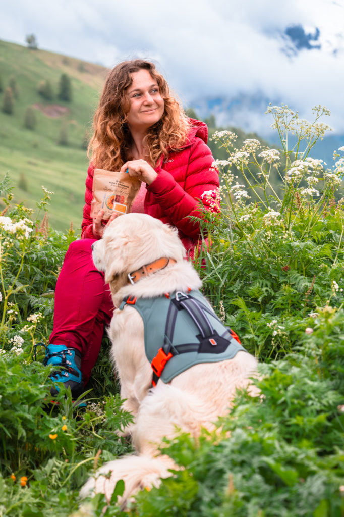 Randonner avec son chien : mes conseils, mon équipement coup de cœur Decathlon Outdog et mes plus belles idées de randos autour de Grenoble pour vivre des aventures complices en montagne.
