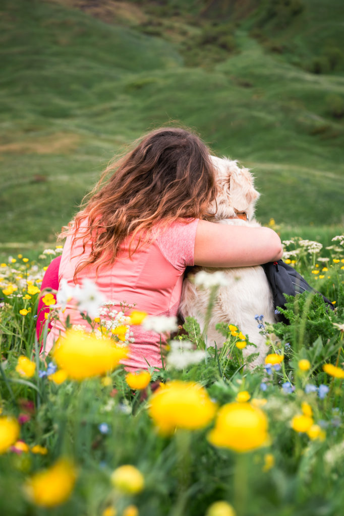 Randonner avec son chien : mes conseils, mon équipement coup de cœur Decathlon Outdog et mes plus belles idées de randos autour de Grenoble pour vivre des aventures complices en montagne.