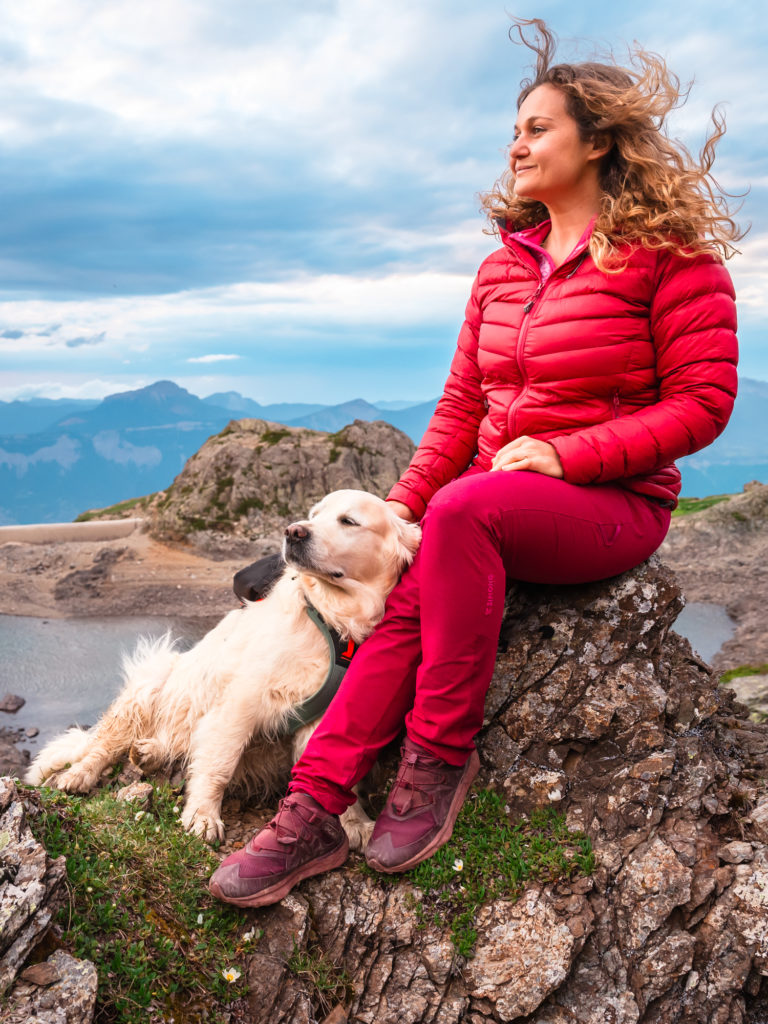 Randonner avec son chien : mes conseils, mon équipement coup de cœur Decathlon Outdog et mes plus belles idées de randos autour de Grenoble pour vivre des aventures complices en montagne.