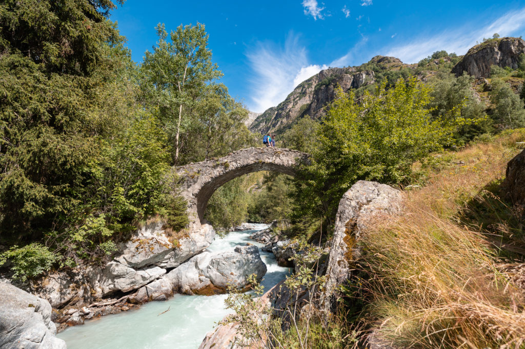 Envie d'un trek en itinérance dans le parc national des Ecrins ? Voici le tour gourmand en Oisans, merveilleuse rando sur 4 jours autour du Vénéon.