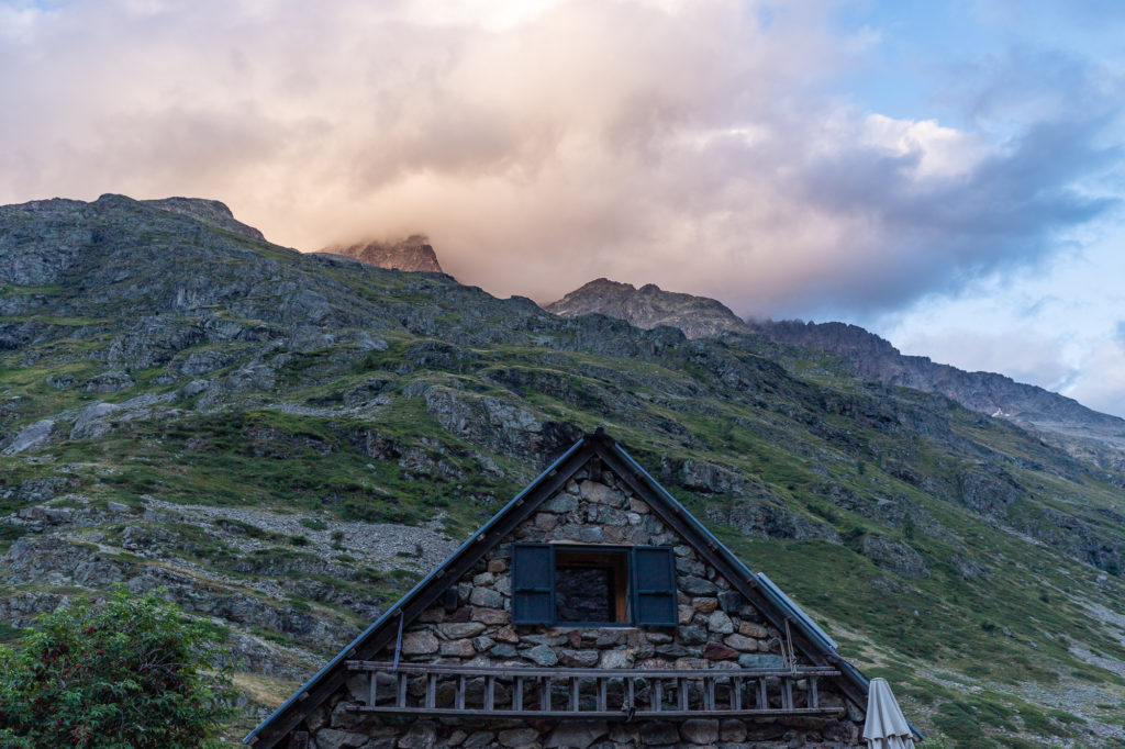 Envie d'un trek en itinérance dans le parc national des Ecrins ? Voici le tour gourmand en Oisans, merveilleuse rando sur 4 jours autour du Vénéon.