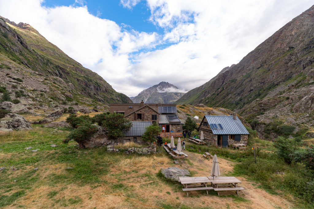 Envie d'un trek en itinérance dans le parc national des Ecrins ? Voici le tour gourmand en Oisans, merveilleuse rando sur 4 jours autour du Vénéon.