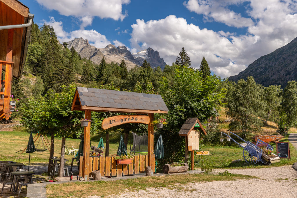 Envie d'un trek en itinérance dans le parc national des Ecrins ? Voici le tour gourmand en Oisans, merveilleuse rando sur 4 jours autour du Vénéon.