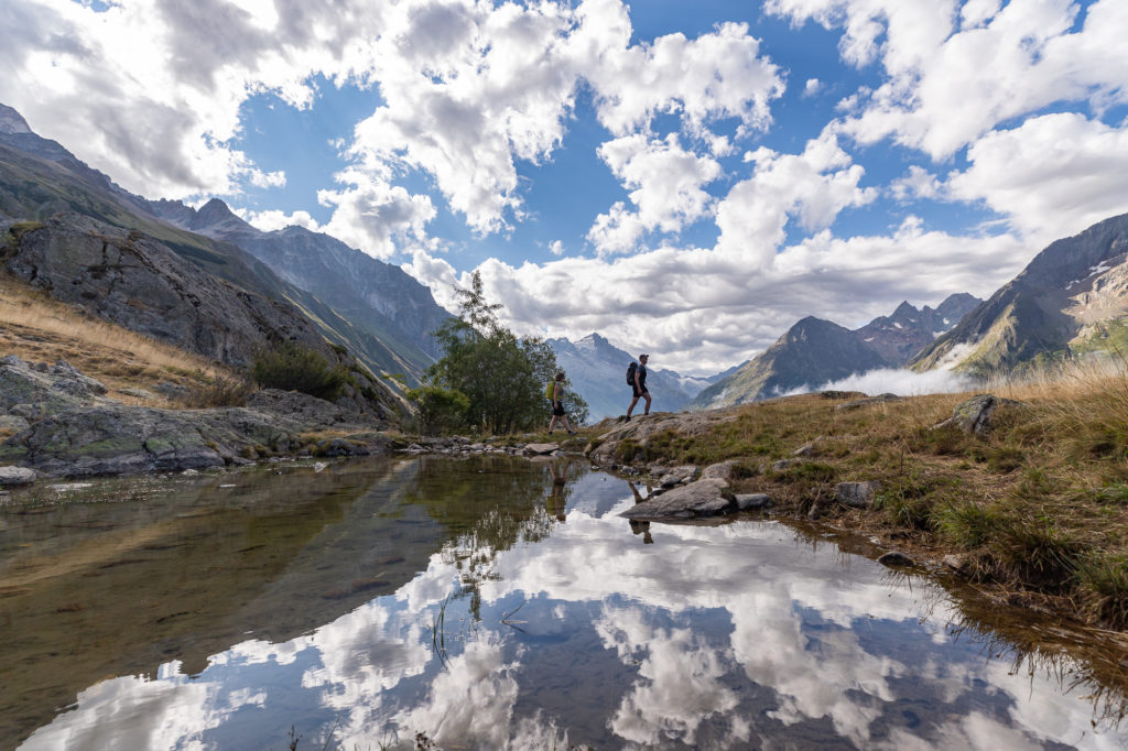 Envie d'un trek en itinérance dans le parc national des Ecrins ? Voici le tour gourmand en Oisans, merveilleuse rando sur 4 jours autour du Vénéon.