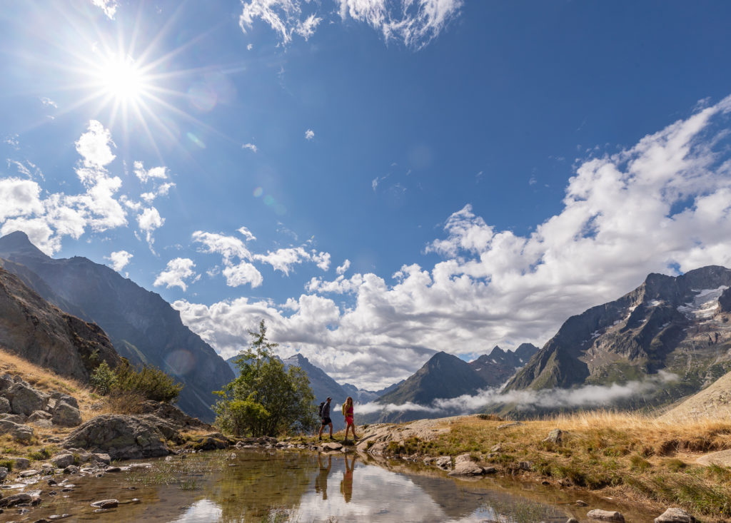 Envie d'un trek en itinérance dans le parc national des Ecrins ? Voici le tour gourmand en Oisans, merveilleuse rando sur 4 jours autour du Vénéon.