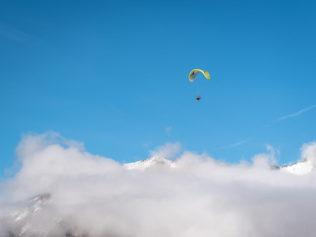 Ski et parapente au dessus du lac de Serre Ponçon aux Orres, Hautes Alpes