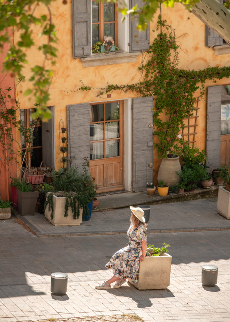 Que voir et que faire autour de Cucuron ? Explorer le sud du Luberon, en 2CV ou en randonnée, entre bonnes adresses et beaux villages.