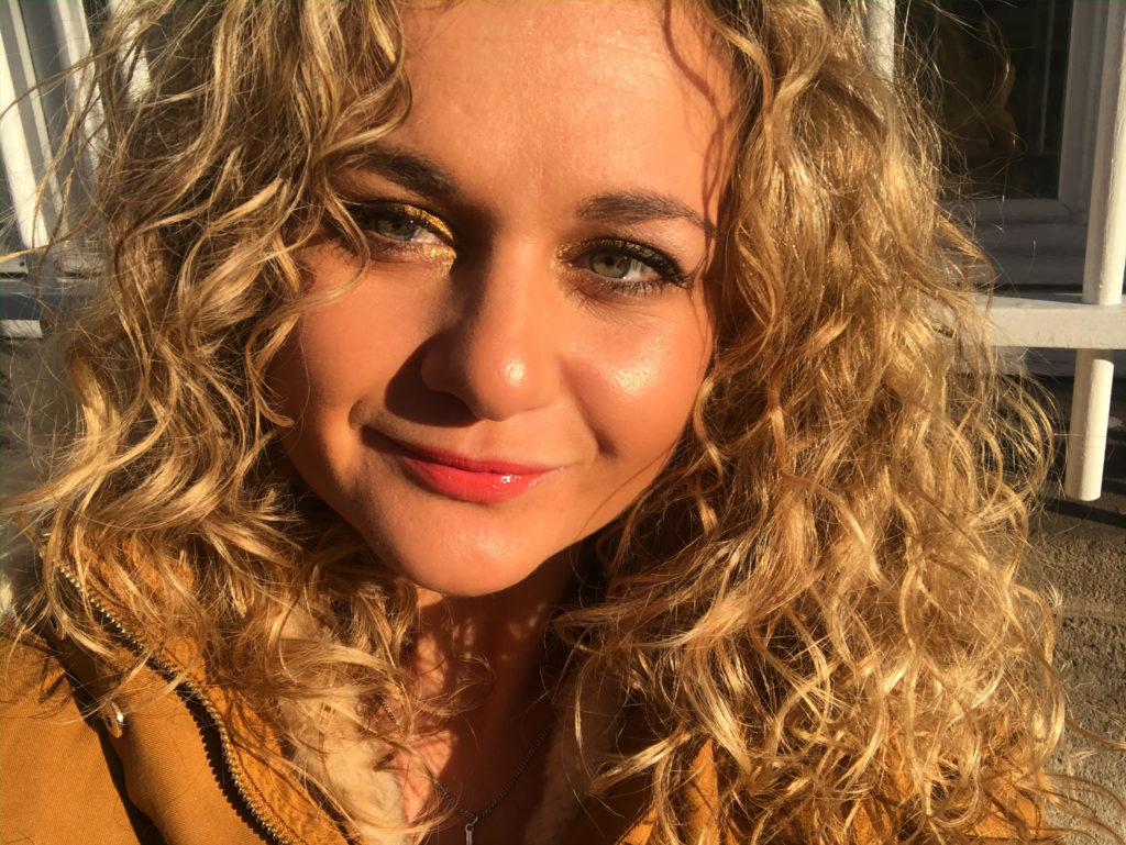 Maquillée avec la Paint with Light de Laura Mercier & la Naked Honey sur les yeux