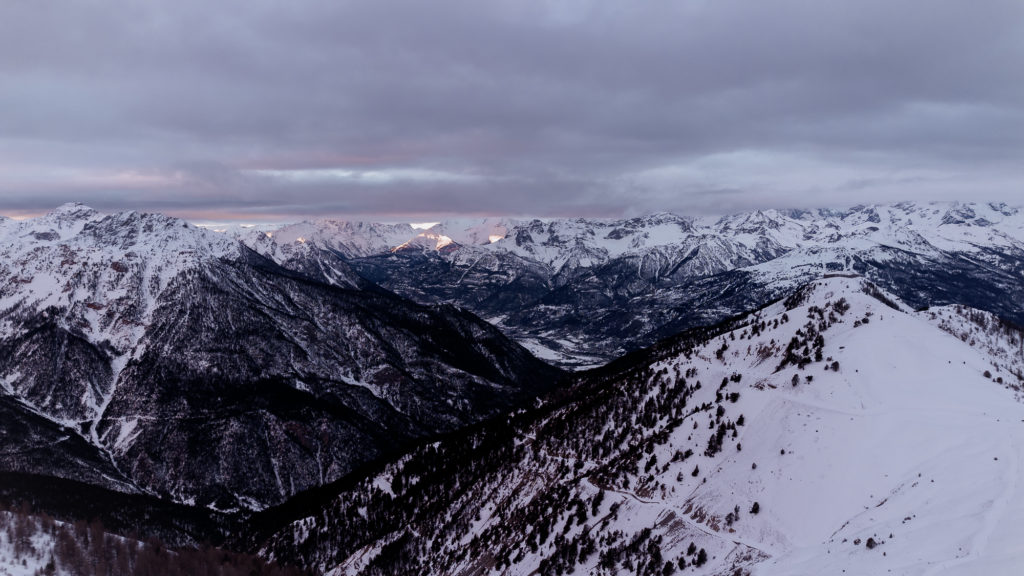 Skier à Montgenèvre dans les Alpes du Sud : astuces et bonnes adresses entre France et Italie.