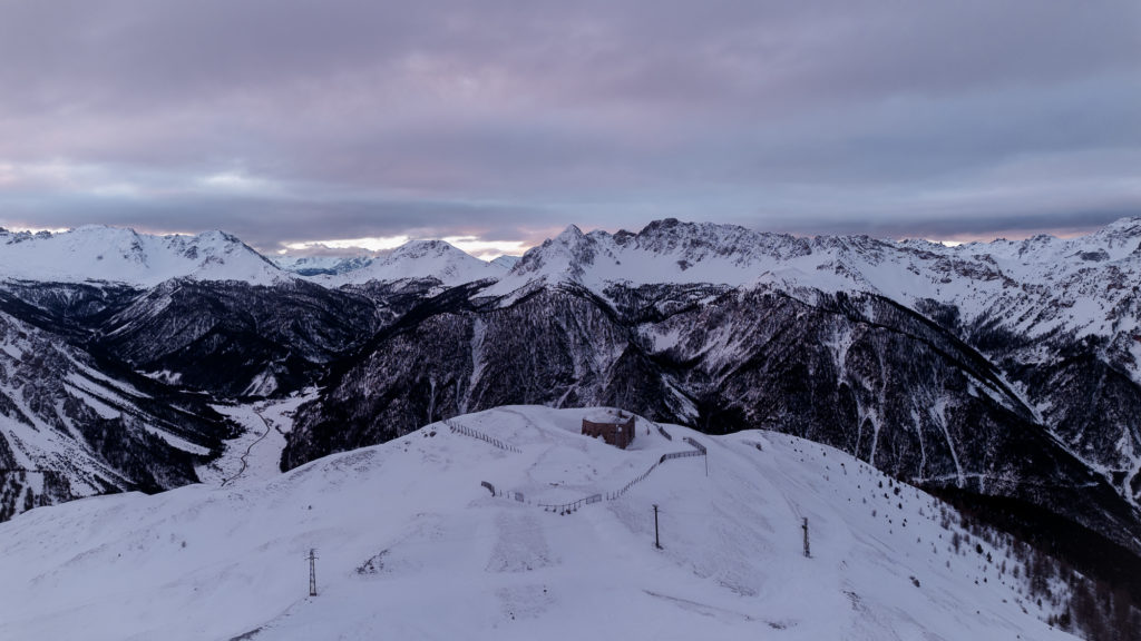 Skier à Montgenèvre dans les Alpes du Sud : astuces et bonnes adresses entre France et Italie.