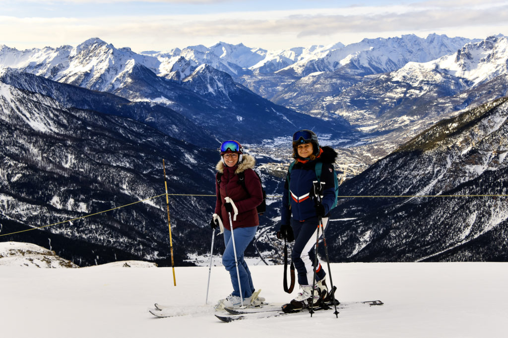 Skier à Montgenèvre dans les Alpes du Sud : astuces et bonnes adresses entre France et Italie.
