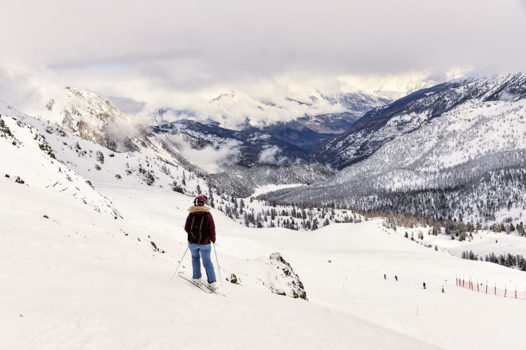 Skier à Montgenèvre dans les Alpes du Sud : astuces et bonnes adresses entre France et Italie.