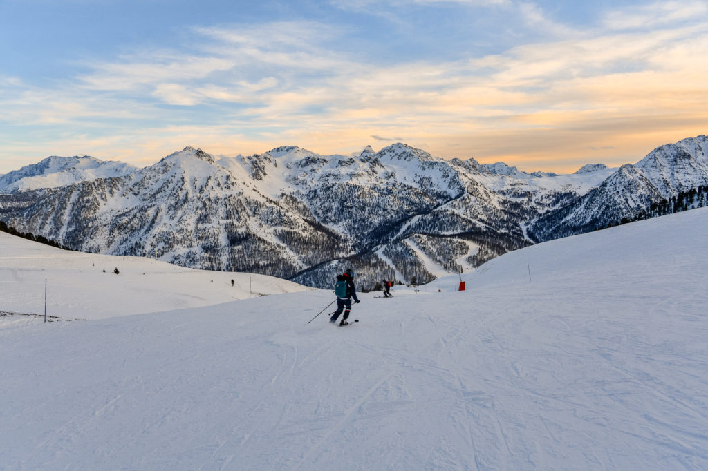 Skier à Montgenèvre dans les Alpes du Sud : astuces et bonnes adresses entre France et Italie.