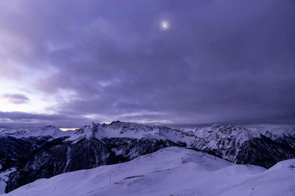 Skier à Montgenèvre dans les Alpes du Sud : astuces et bonnes adresses entre France et Italie.