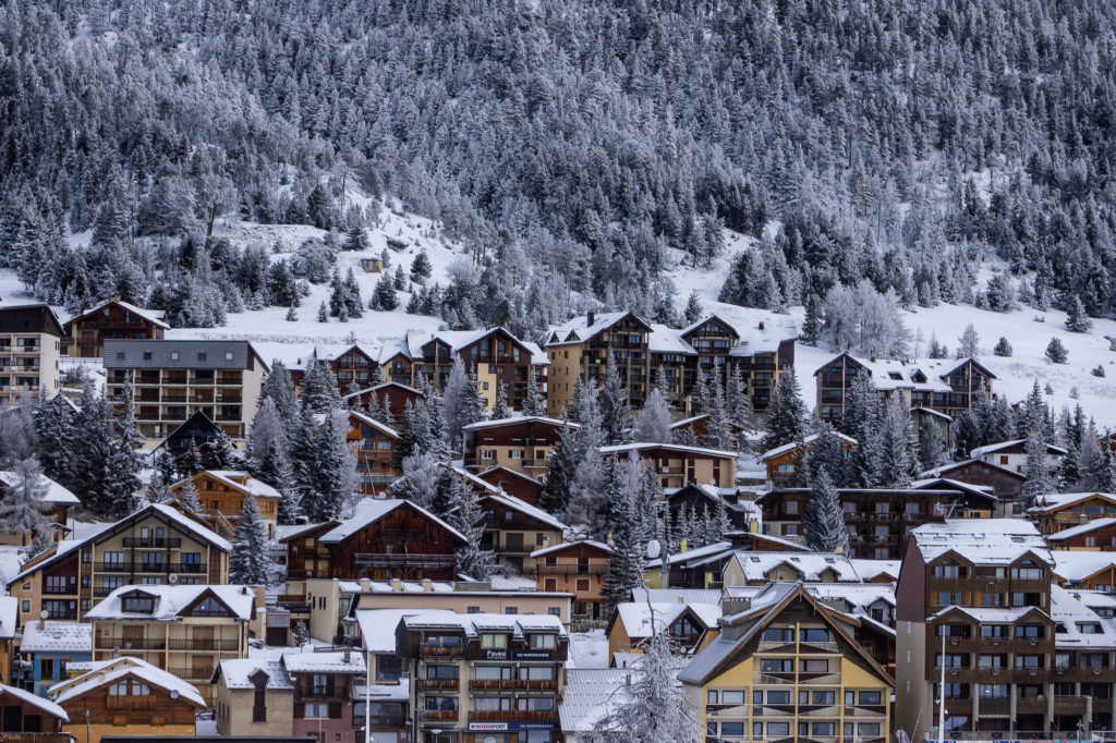 Skier à Montgenèvre dans les Alpes du Sud : astuces et bonnes adresses entre France et Italie.