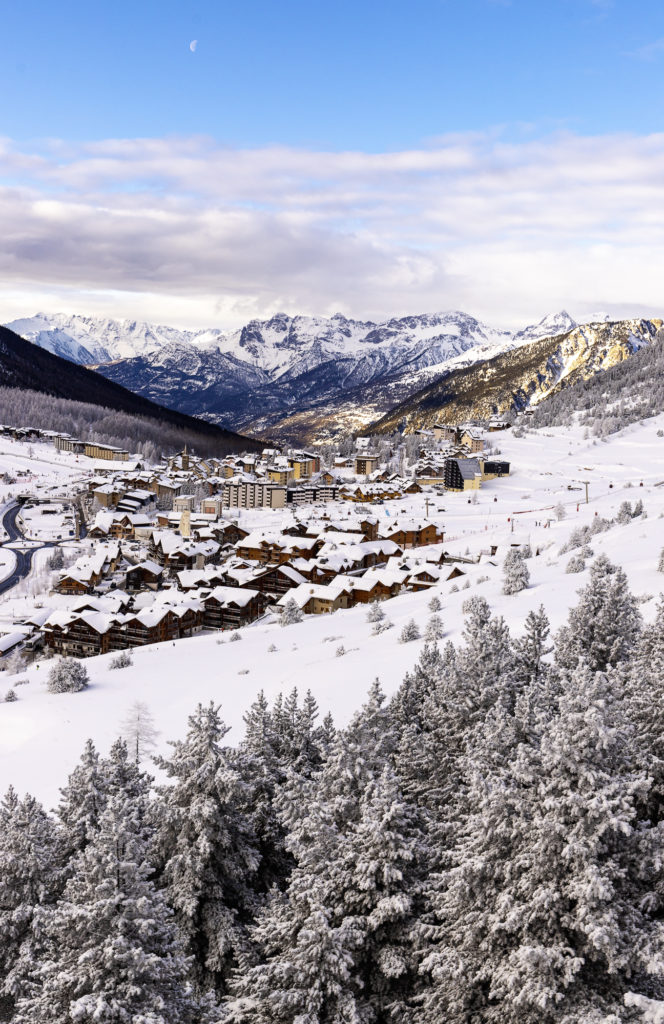 Skier à Montgenèvre dans les Alpes du Sud : astuces et bonnes adresses entre France et Italie.