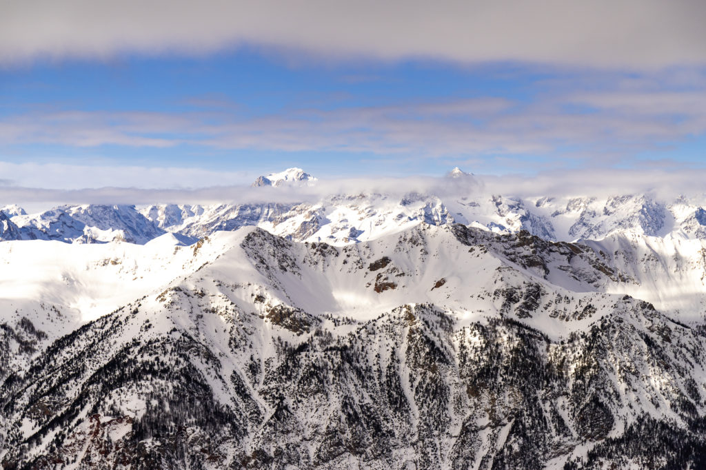 Skier à Montgenèvre dans les Alpes du Sud : astuces et bonnes adresses entre France et Italie.
