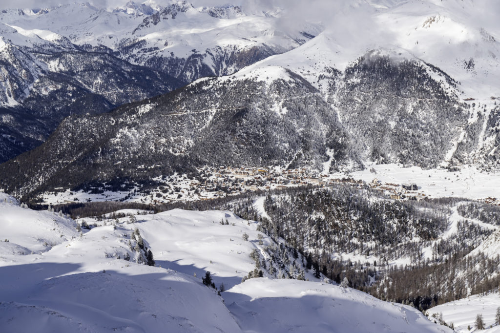 Skier à Montgenèvre dans les Alpes du Sud : astuces et bonnes adresses entre France et Italie.