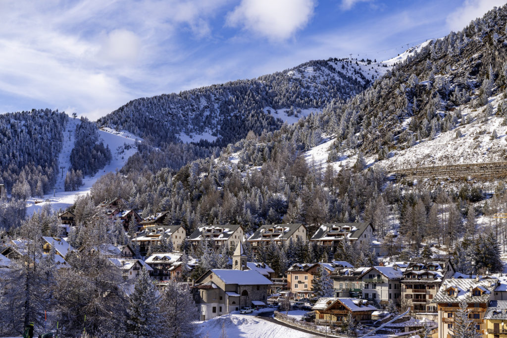 Skier à Montgenèvre dans les Alpes du Sud : astuces et bonnes adresses entre France et Italie.