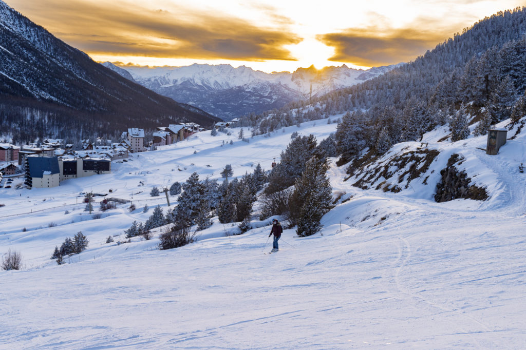 Skier à Montgenèvre dans les Alpes du Sud : astuces et bonnes adresses entre France et Italie.