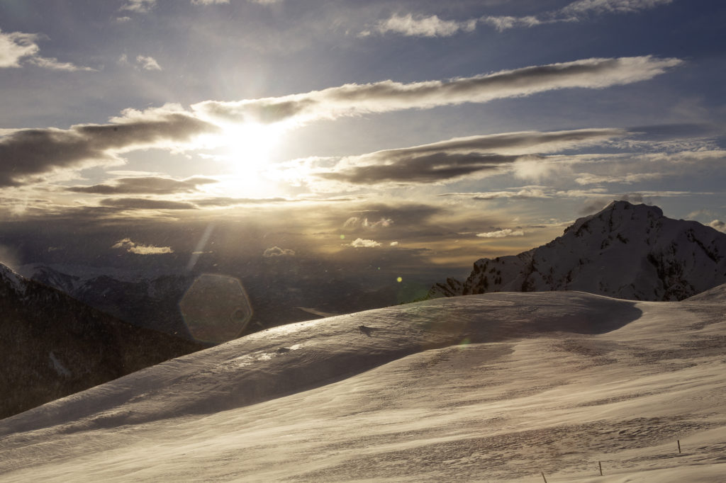 Skier à Risoul forêt blanche avec labellemontagne 