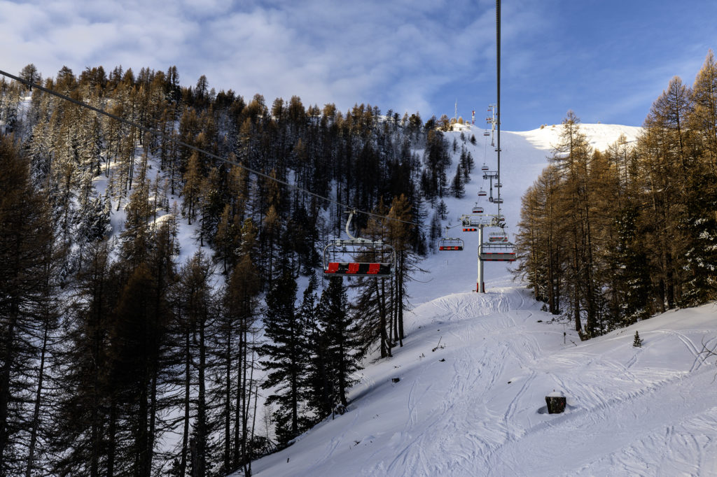 Skier à Risoul forêt blanche avec labellemontagne 