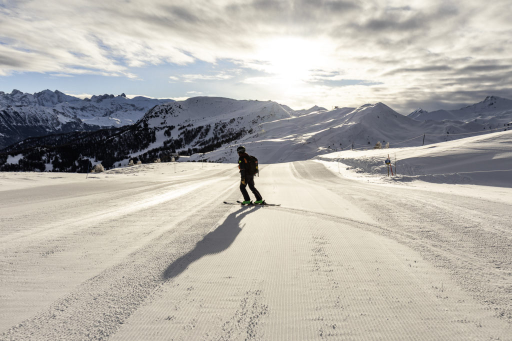 Skier à Risoul forêt blanche avec labellemontagne 