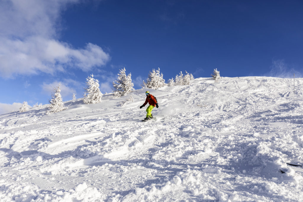 Skier à Risoul 1850 sur le domaine de la Forêt blanche lors d'un séjour à l'hôtel le 1850