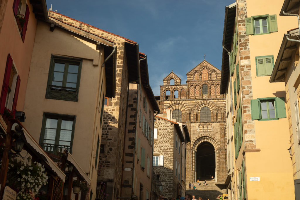 Partez sur la voie du Puy, du Puy-en-Velay à Conques : 210 km sur le GR65 à travers gorges, Aubrac et villages d’Aveyron. Conseils, récit et infos pratiques pour vivre le chemin de Compostelle.