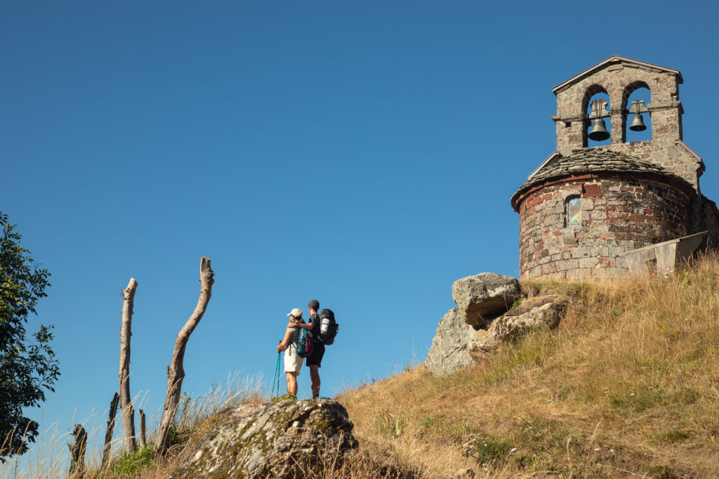 Partez sur la voie du Puy, du Puy-en-Velay à Conques : 210 km sur le GR65 à travers gorges, Aubrac et villages d’Aveyron. Conseils, récit et infos pratiques pour vivre le chemin de Compostelle.