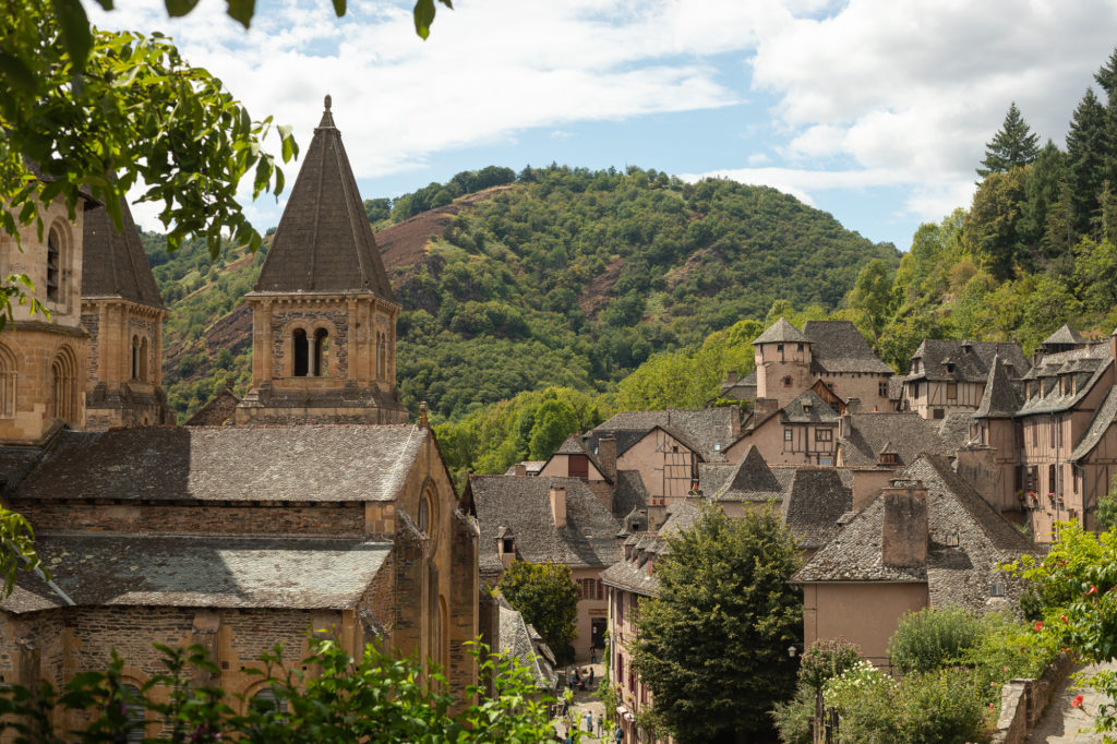 Partez sur la voie du Puy, du Puy-en-Velay à Conques : 210 km sur le GR65 à travers gorges, Aubrac et villages d’Aveyron. Conseils, récit et infos pratiques pour vivre le chemin de Compostelle.