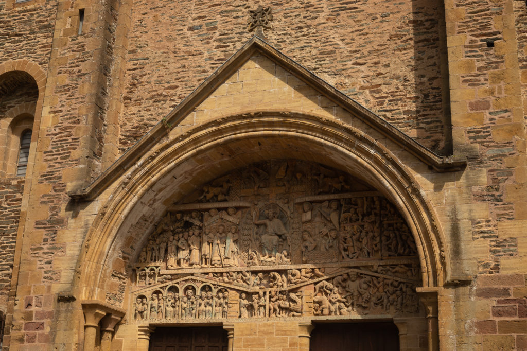 Partez sur la voie du Puy, du Puy-en-Velay à Conques : 210 km sur le GR65 à travers gorges, Aubrac et villages d’Aveyron. Conseils, récit et infos pratiques pour vivre le chemin de Compostelle.