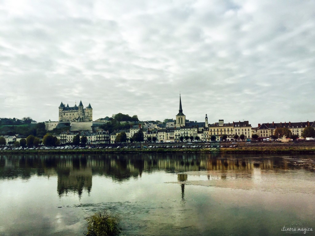Saumur se reflétant dans les eaux de la Loire. 