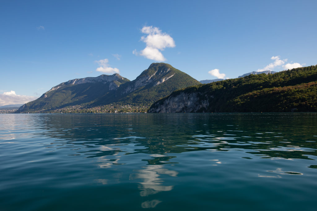 Que voir et que faire sur le lac d'Annecy? Les joyaux du lac d'Annecy : Talloires, un tour en bateau sur le lac d'Annecy, un vol en parapente à la Forclaz, de très bonnes adresses secrètes au bord du lac d'Annecy