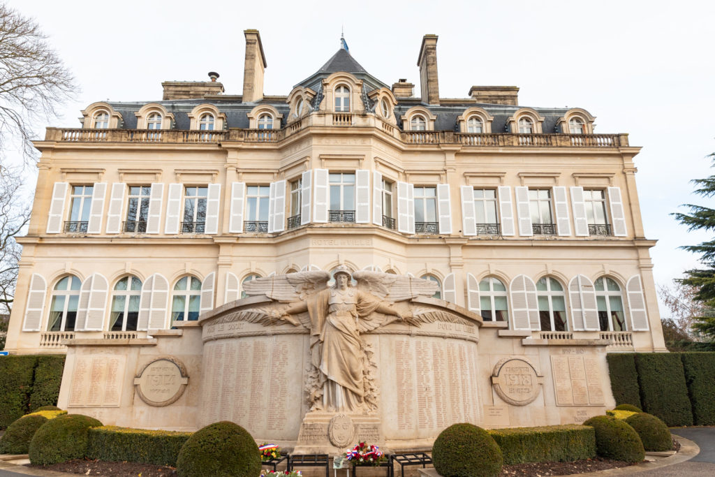 Visiter la Champagne entre automne et Noël : l'allée du champagne à Epernay, les maisons de champagne, Hautvillers, le marché de Noël de Reims, bonnes adresses à Reims...